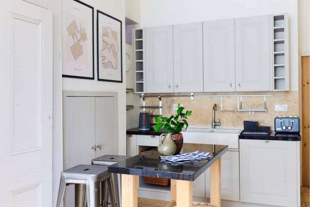 Фото The Barnet Escape - Exquisite 4bdr House With Garden + Patio