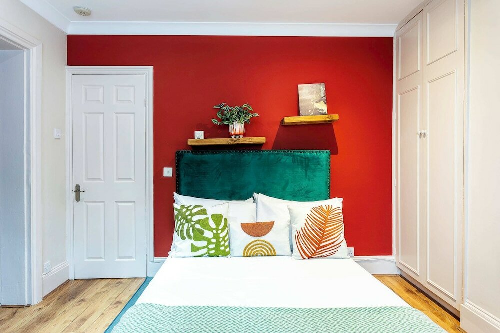 Фото Chiswick Gem: Stylish 1-bed Flat for Modern Living