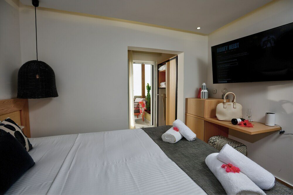 Фото Hersonissos Beach Front Suites