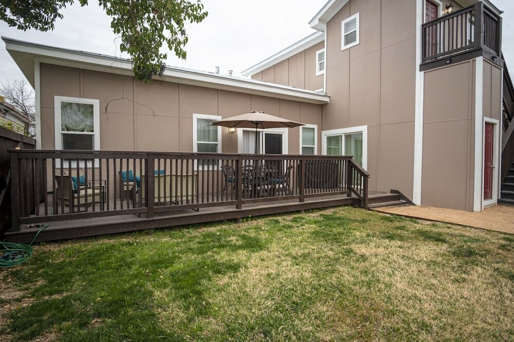 Фото Brand New Large Impressive House Near Downtown!