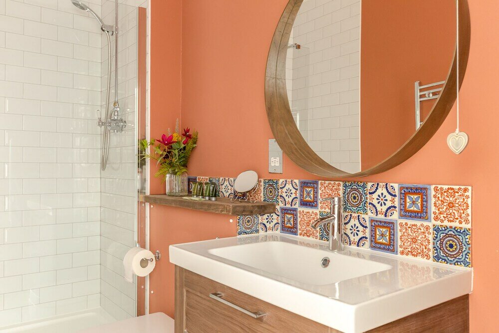 Фото Bright Two Br Period Apartment in Whitechapel