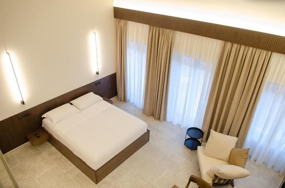 Фото Leone Suites