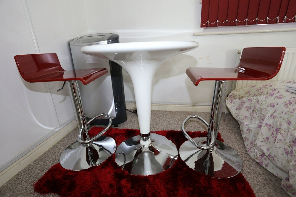 Фото Lovely Studio Apartments - Thamesmead