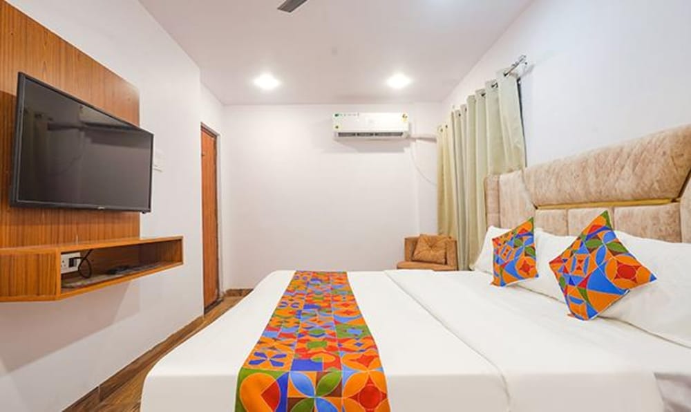 Фото Fabhotel Midnight Inn