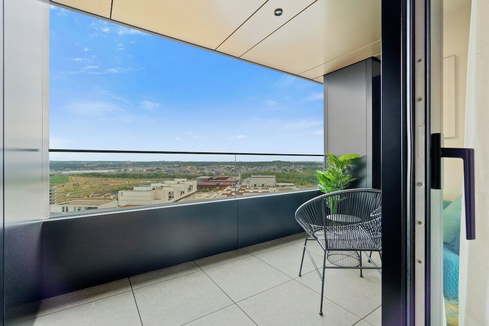 Фото Stylish Luxurious Apt w Pool & Gym Id214