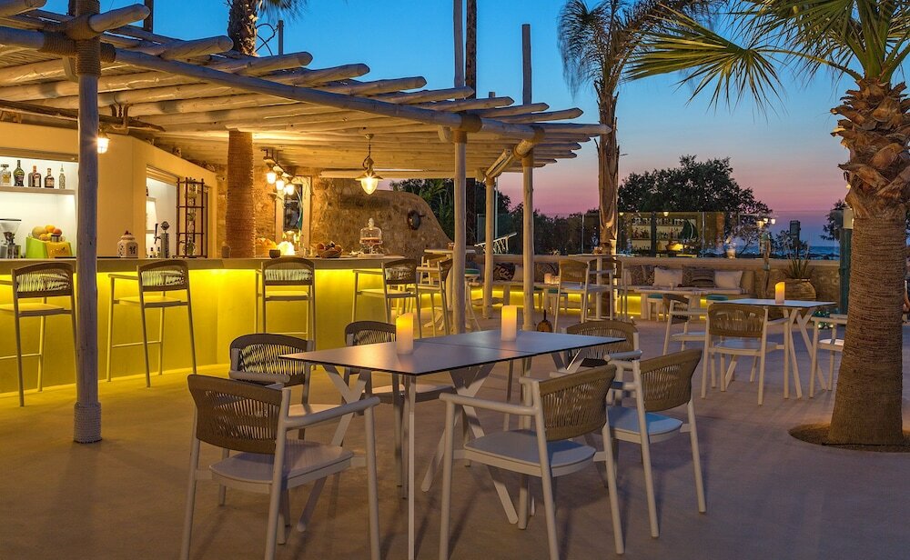 Фото White Pearls Luxury Suites - Adults Only