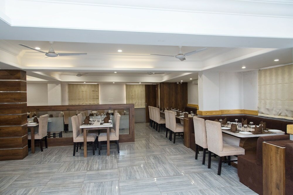 Фото Oyo 10893 Hotel Divine Inn