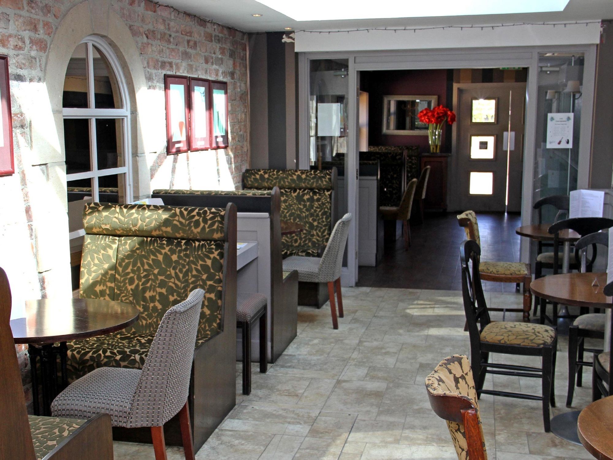 Фото Honest Lawyer Hotel