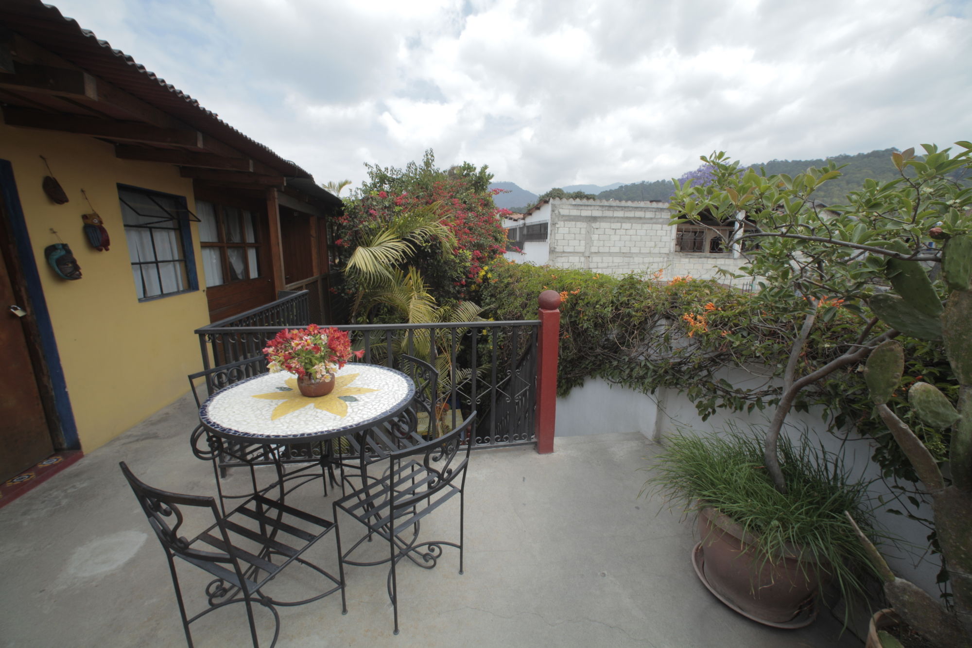 Фото Yellow House - Hostel