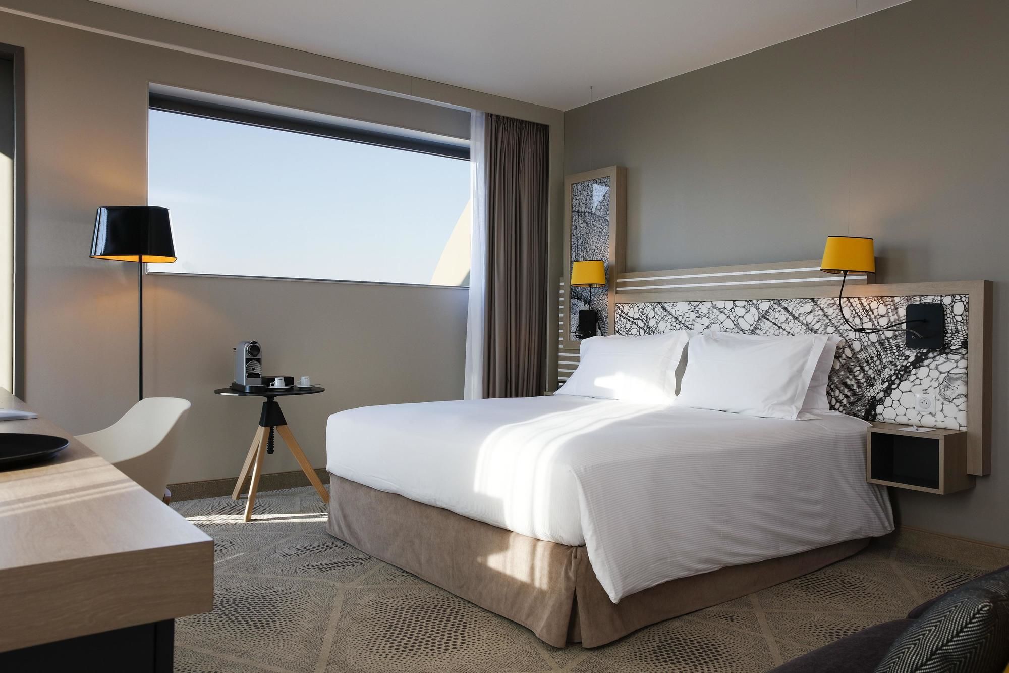 Фото Hilton Garden Inn Bordeaux Centre