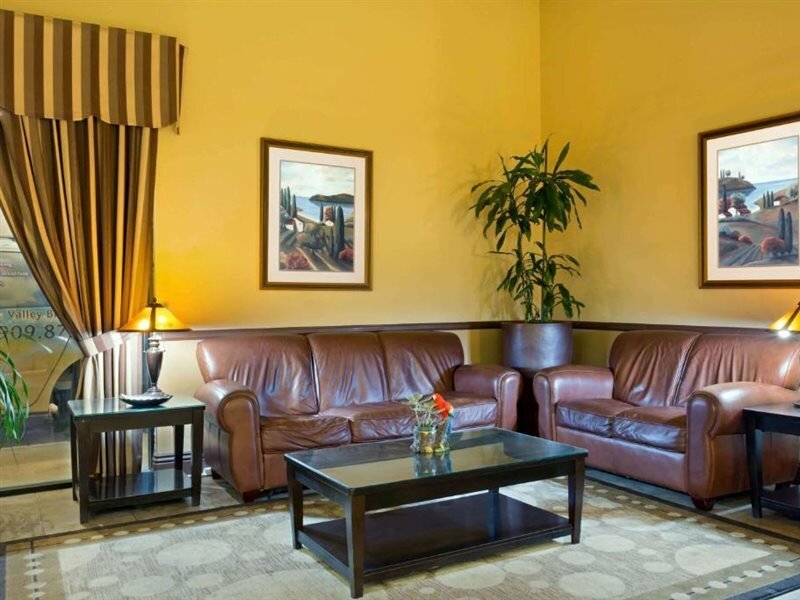 Фото Days Inn by Wyndham Fontana Rialto