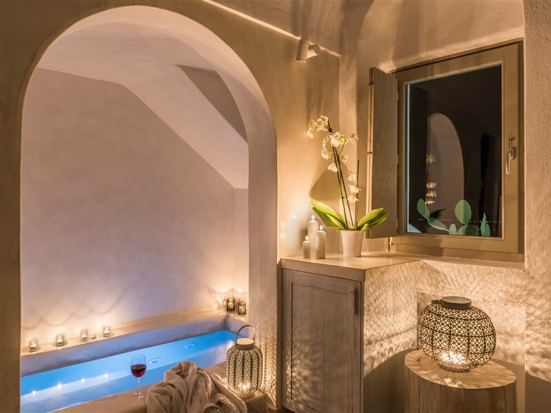 Фото On The Rocks Hotel