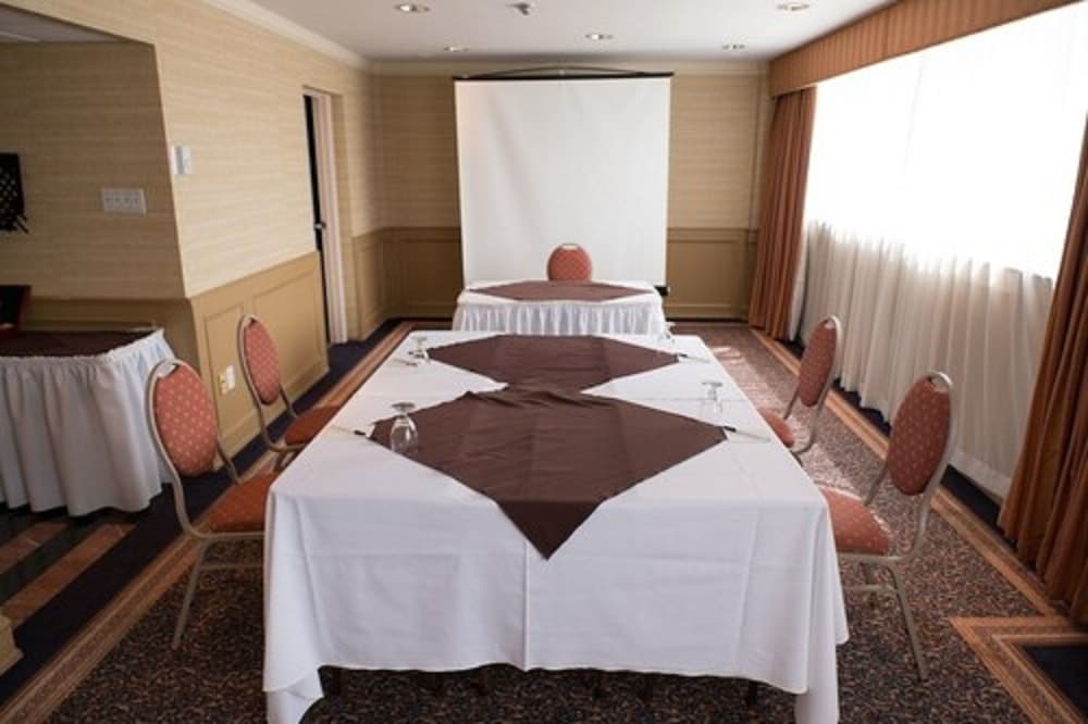 Фото The Roehampton Hotel