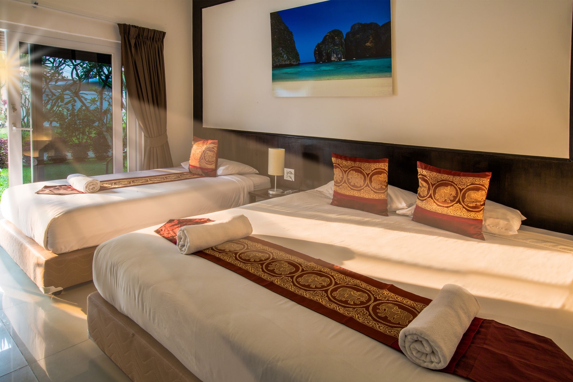 Фото Phuket Airport Hotel