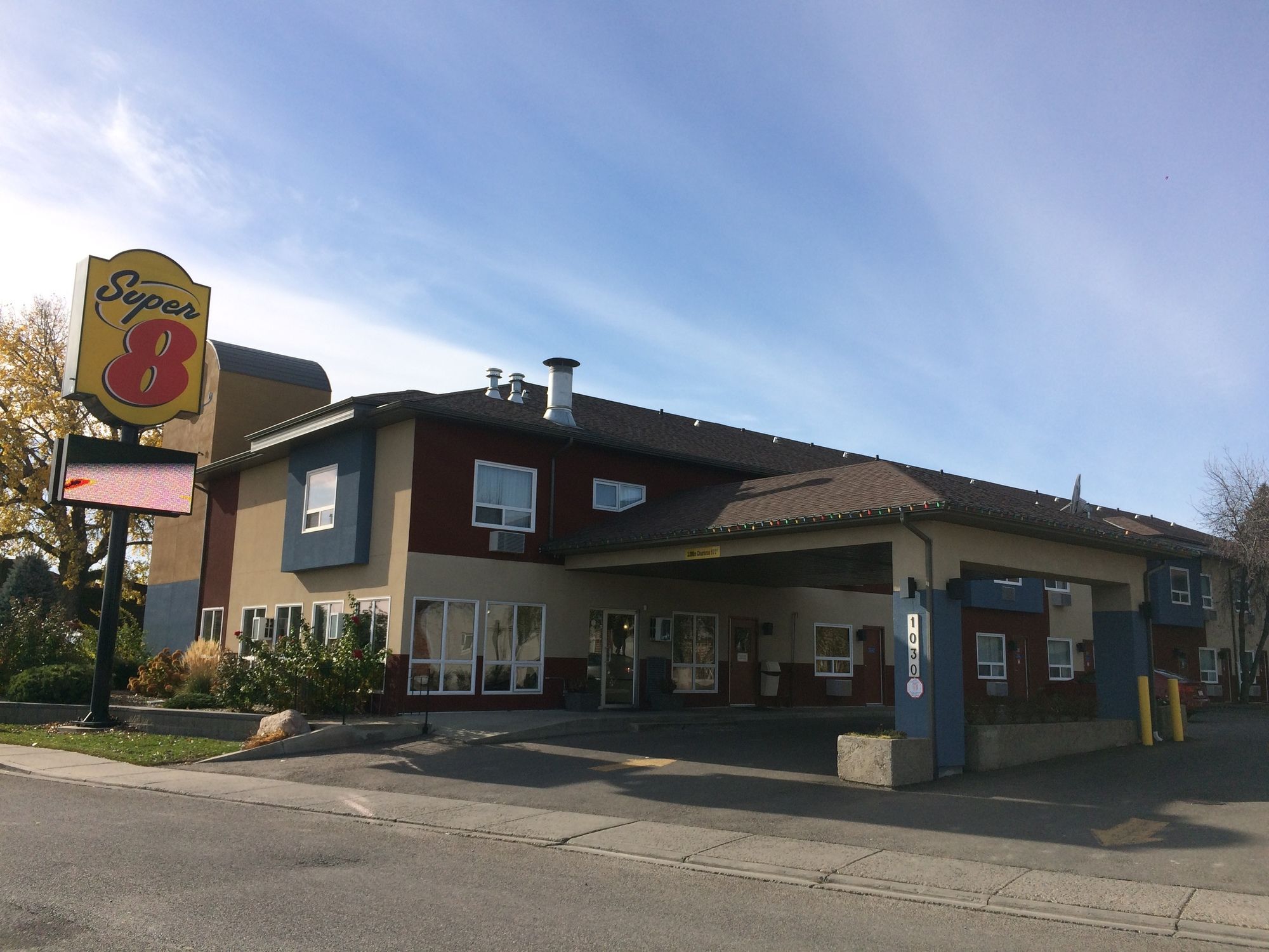 Фото Super 8 by Wyndham Lethbridge