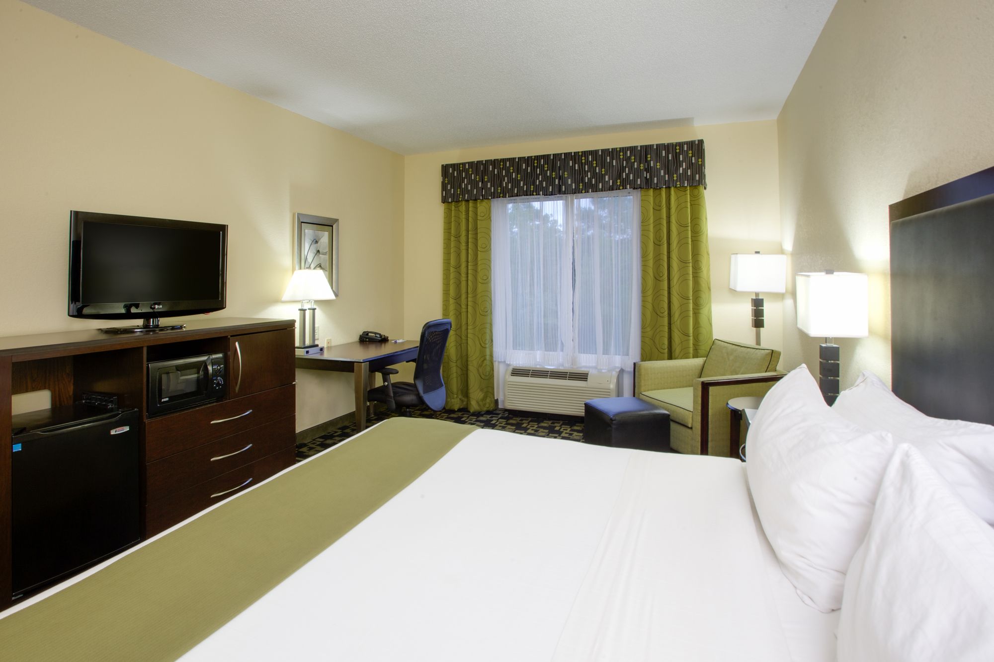 Фото Holiday Inn Express Hotel & Suites Raleigh Sw Nc State, an Ihg Hotel