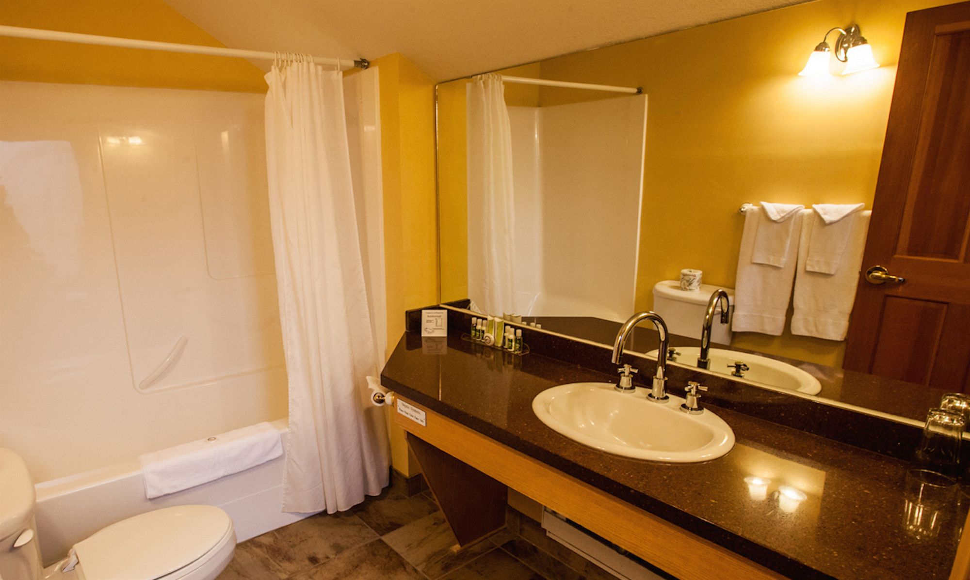 Фото Glacier House Resort