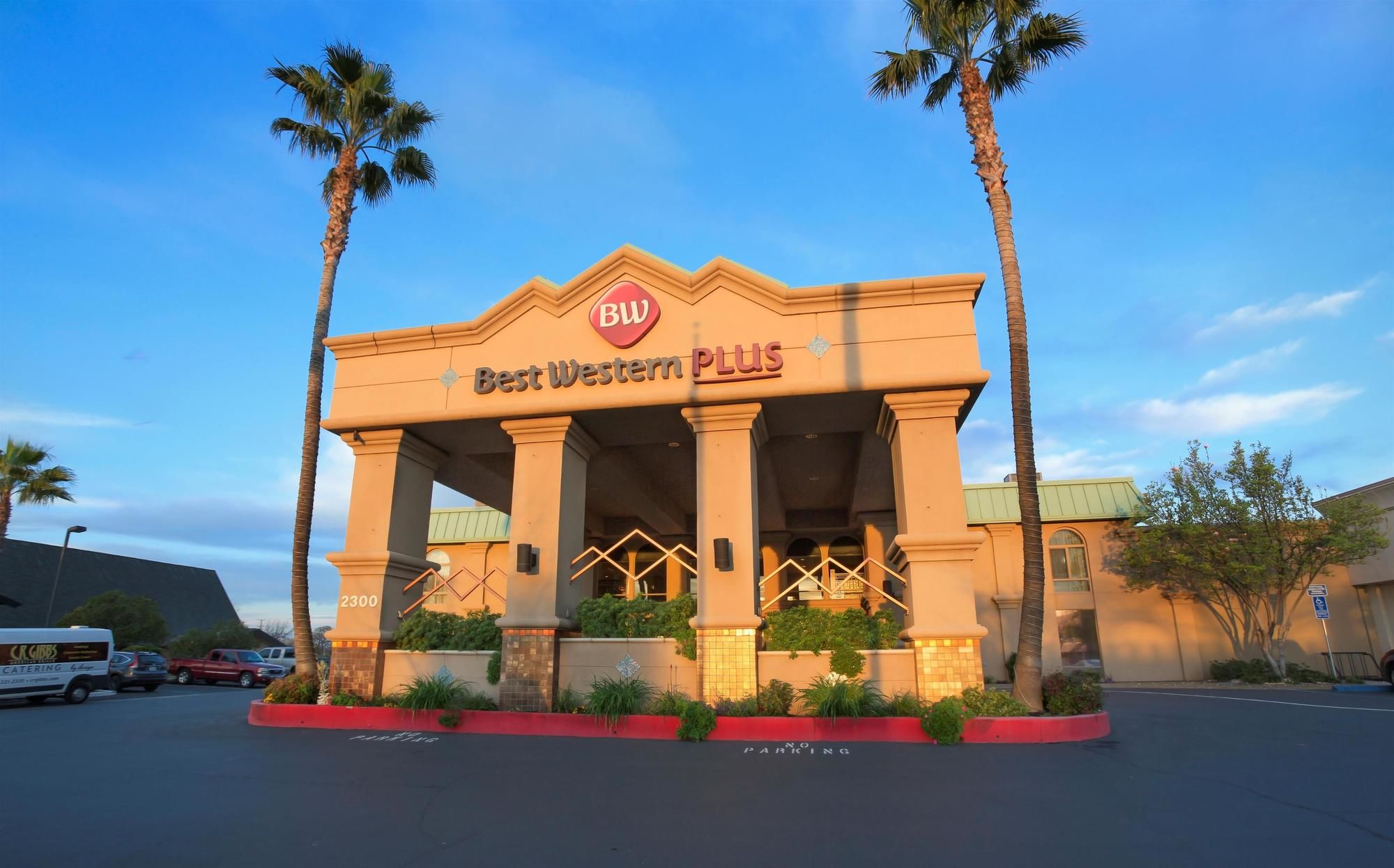 Фото Best Western Plus Hilltop Inn