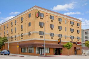 Гостиница Super 8 by Wyndham Hollywood LA Area