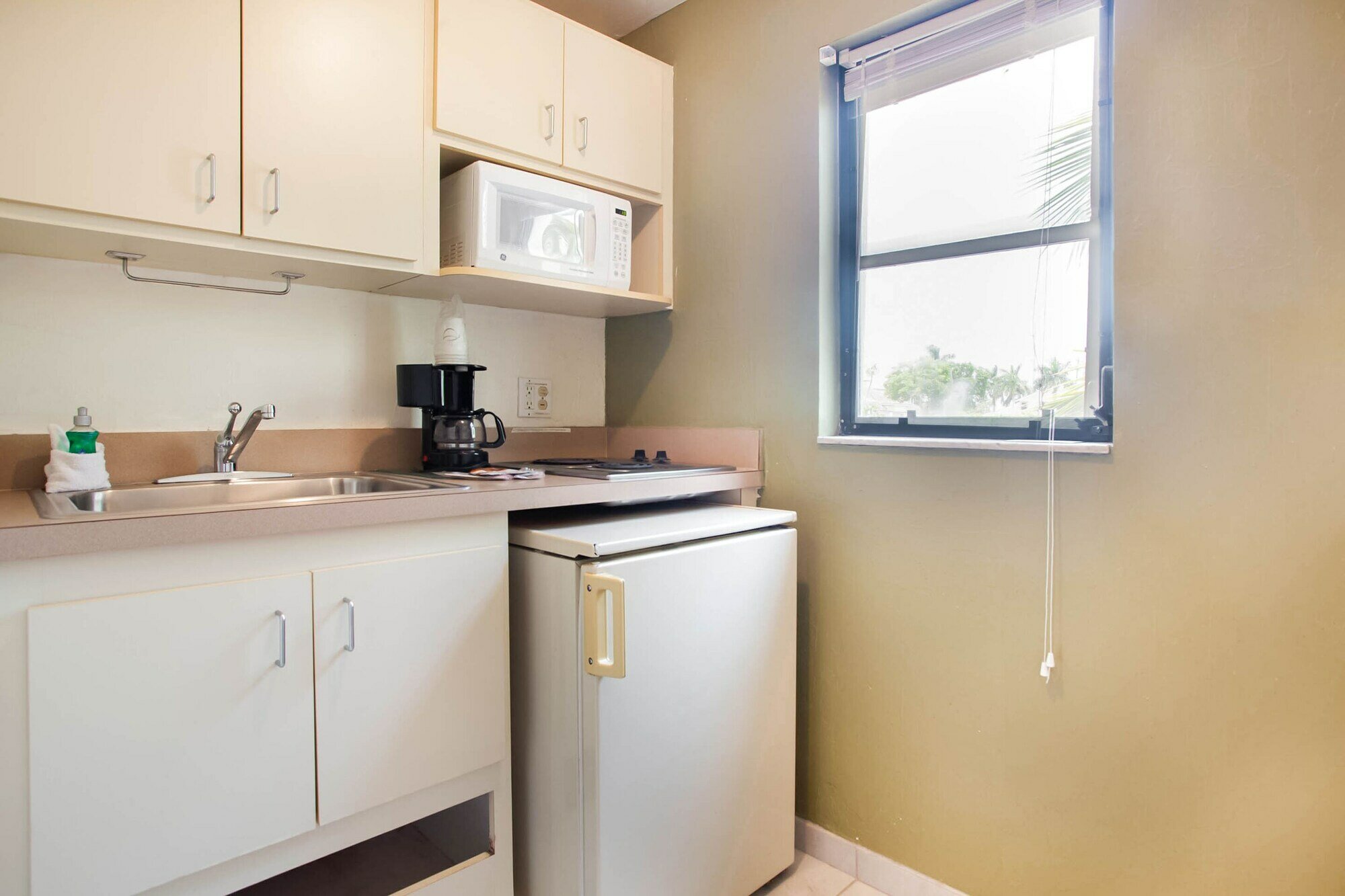 Фото Oyo Waterfront Hotel - Cape Coral/Fort Myers, Fl