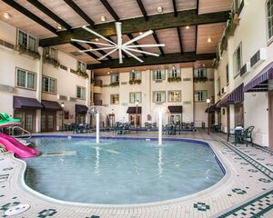 Гостиница Comfort Suites Milwaukee Airport