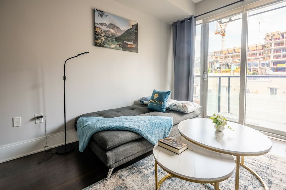 Фото Beautiful Condos In Heart of Downtown