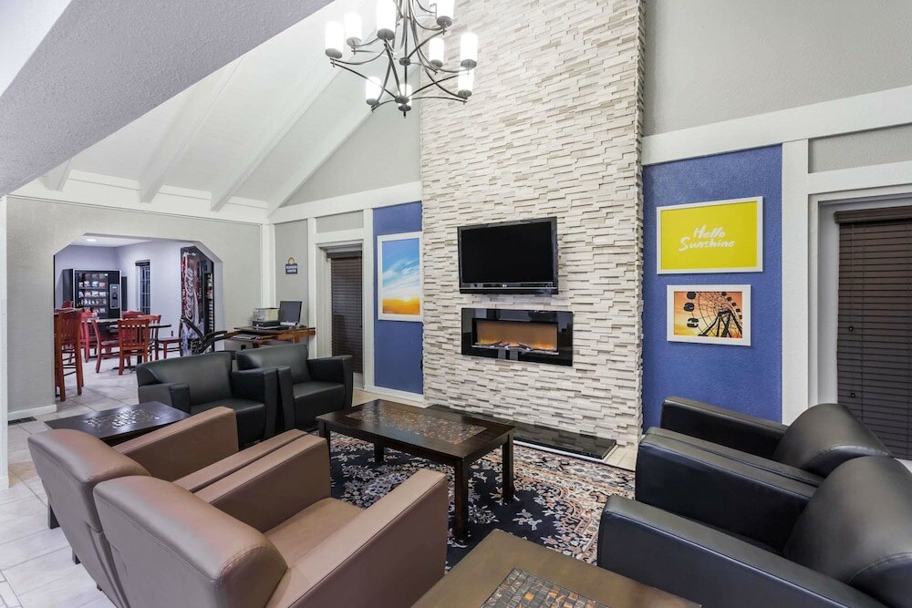 Фото Days Inn by Wyndham College Park Airport Best Road