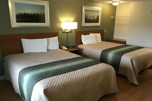 Гостиница HomeTowne Studios by Red Roof Phoenix - West