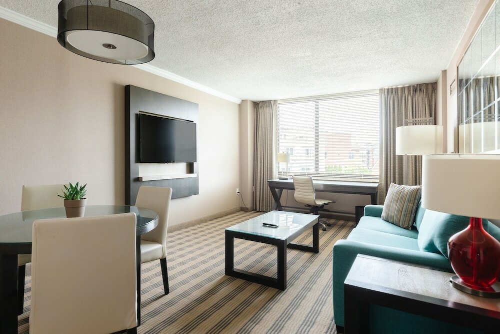 Фото 2500 Penn, a Placemakr experience