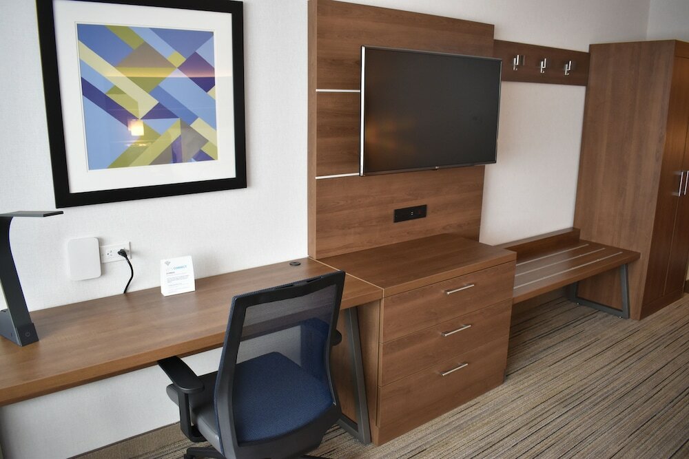 Фото Holiday Inn Express And Suites Boston South - Randolph, an Ihg Hotel