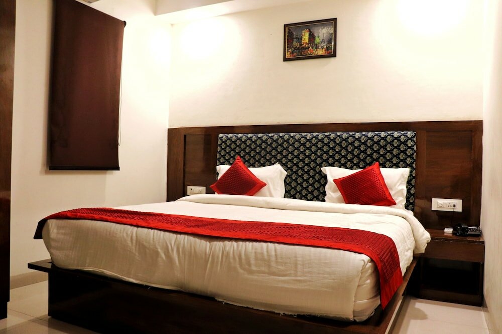 Фото Hotel Emblem Suites