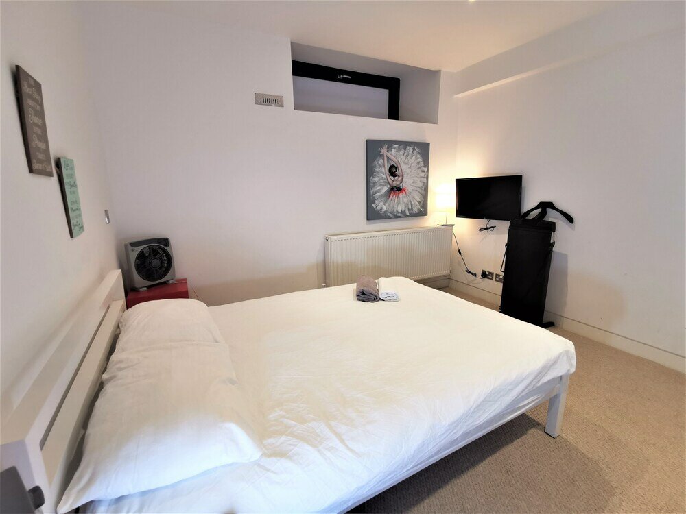Фото Spacious Double Room with en-suite - 2c
