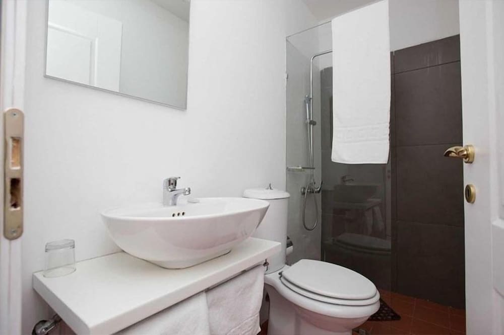 Фото Отель Liqeni Tirana