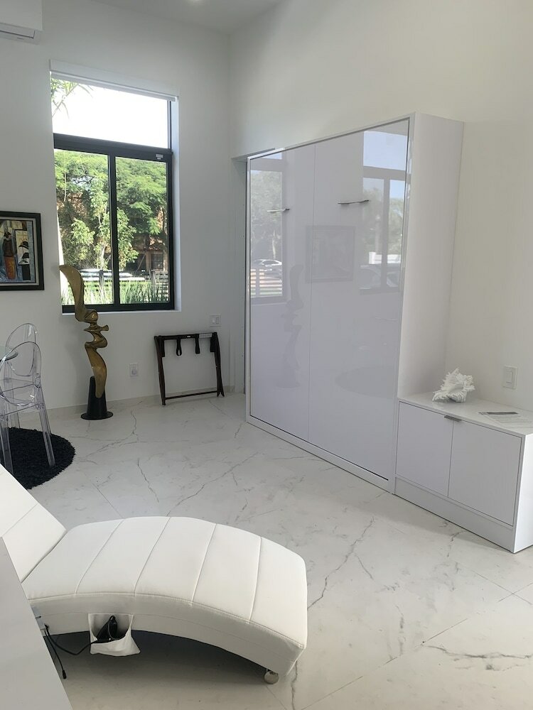 Фото Men Only Clothing Optional Guesthouse near Wilton Manors