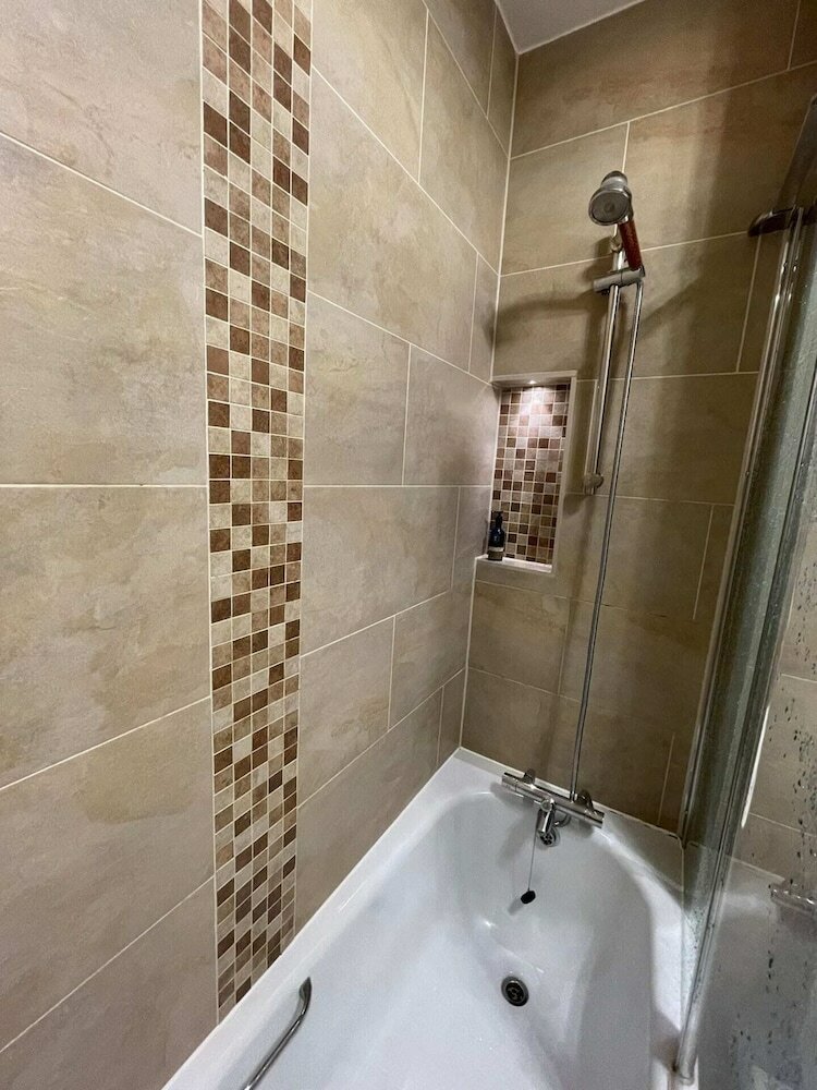 Фото Chic Victorian Flat in Private Estate - Mile End!