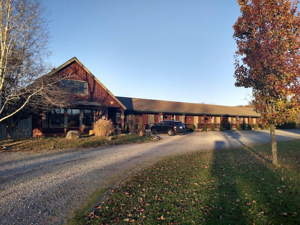 Фото The Meadowlark Inn