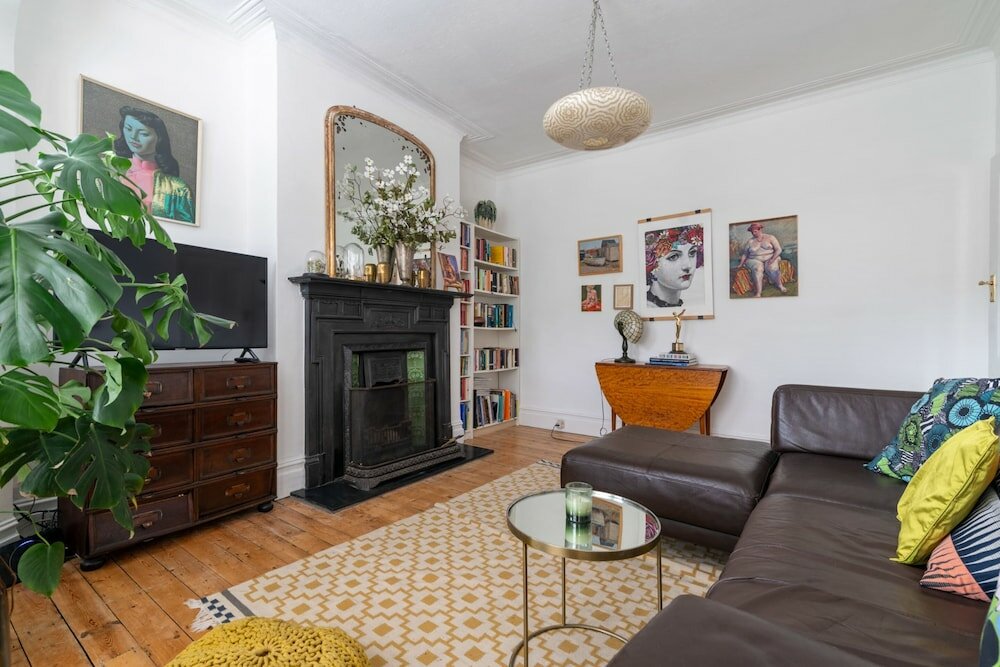 Фото Beautiful Three Bed Abode Near Dollis Hill