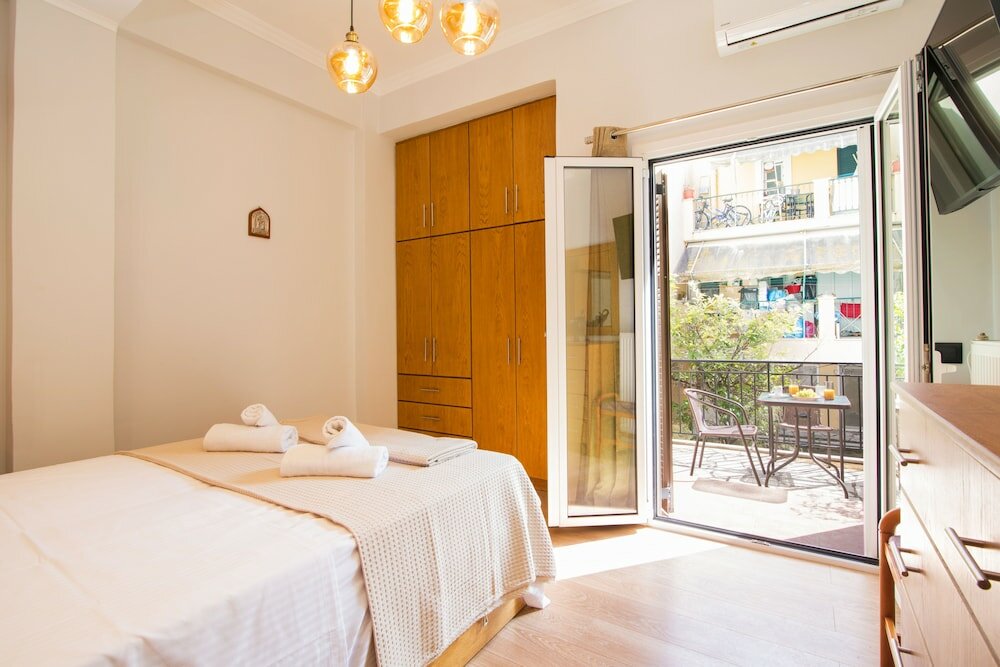 Фото Down Town Apartment by Corfuescapes