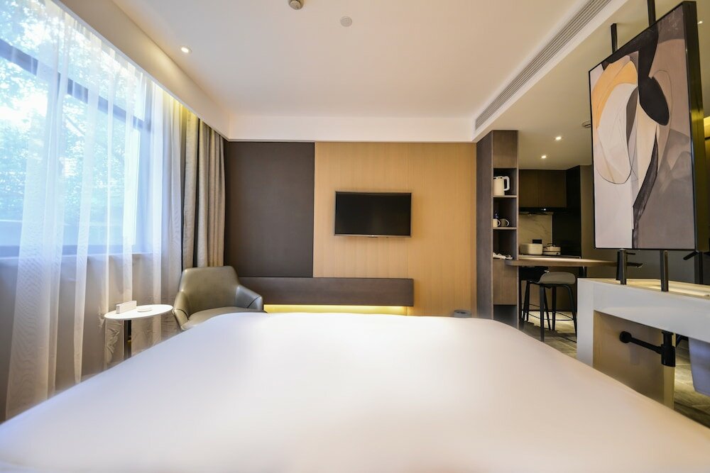 Фото Miju House Gubei-a small white building beside Shanghai oil painting sculpture institute