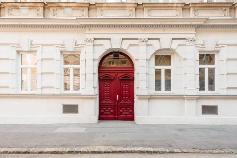 Фото Luxurious and Bright, 5 min walk to city center