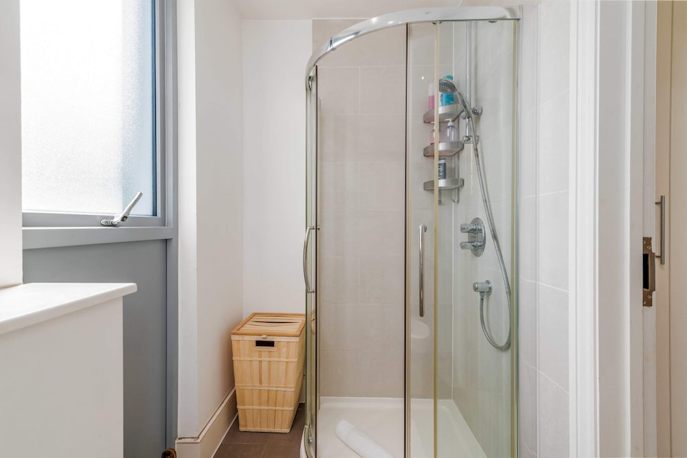 Фото Bright & Spacious Battersea Flat