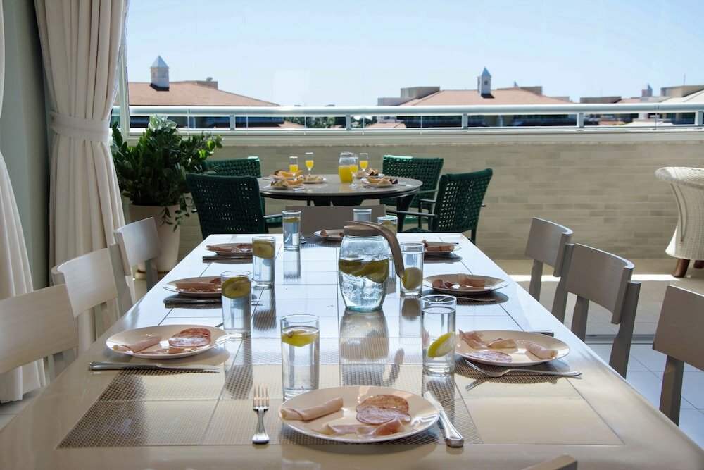 Фото Penthouse Apartment with Hot Tub near Beach