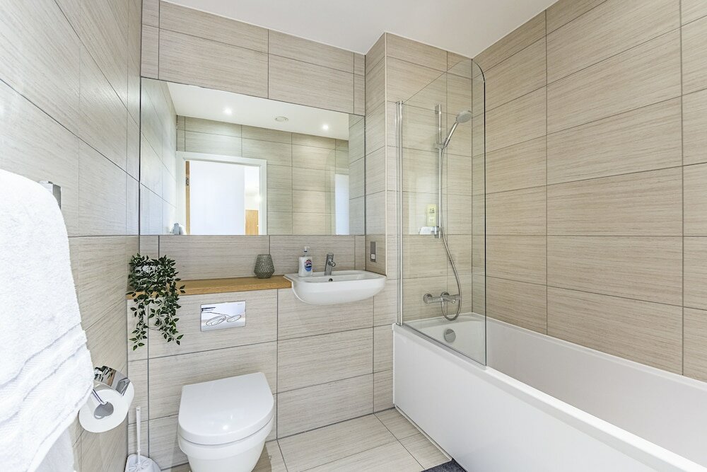 Фото Stunning Brand New Westminster Apartment