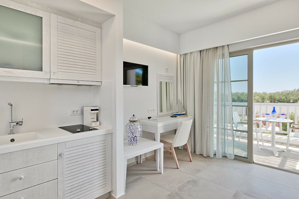 Фото White Pearls Luxury Suites - Adults Only