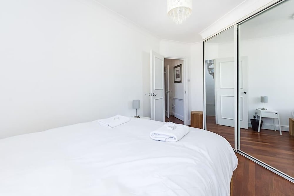 Фото Bright stylish Nott Hill apart sleeps 6
