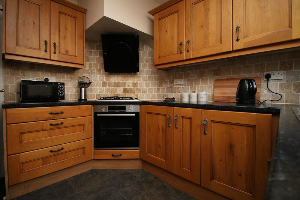 Фото Becky's Bungalow by Tŷ Sa - New Sleeps 8