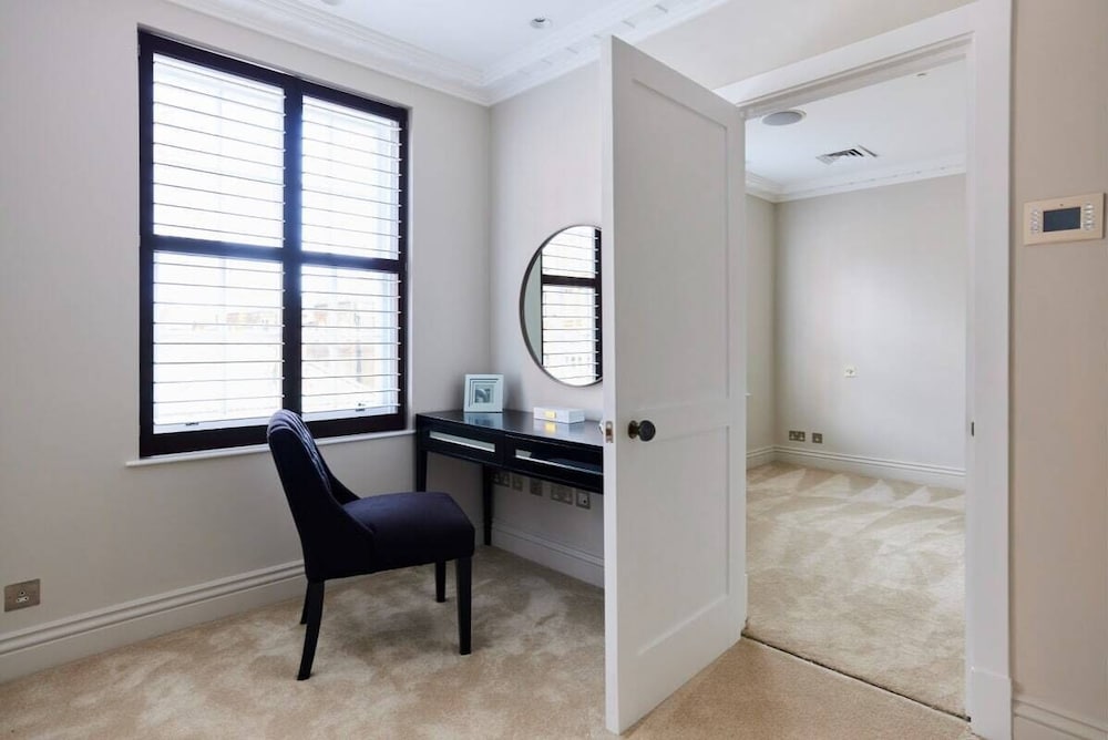 Фото The Chelsea Escape - Spacious 5bdr Flat With Garden