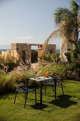 Гостиница Eden Beachfront Residences & Suites