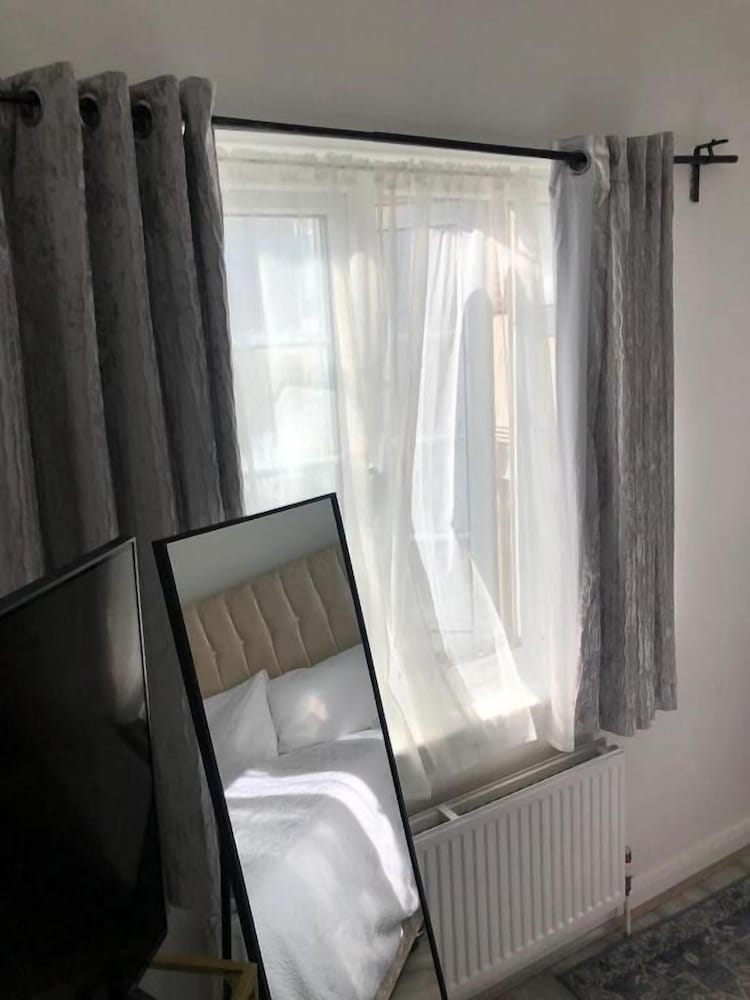 Фото Featherstone Court