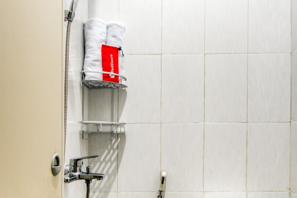 Фото RedDoorz near Graha Cijantung Mall